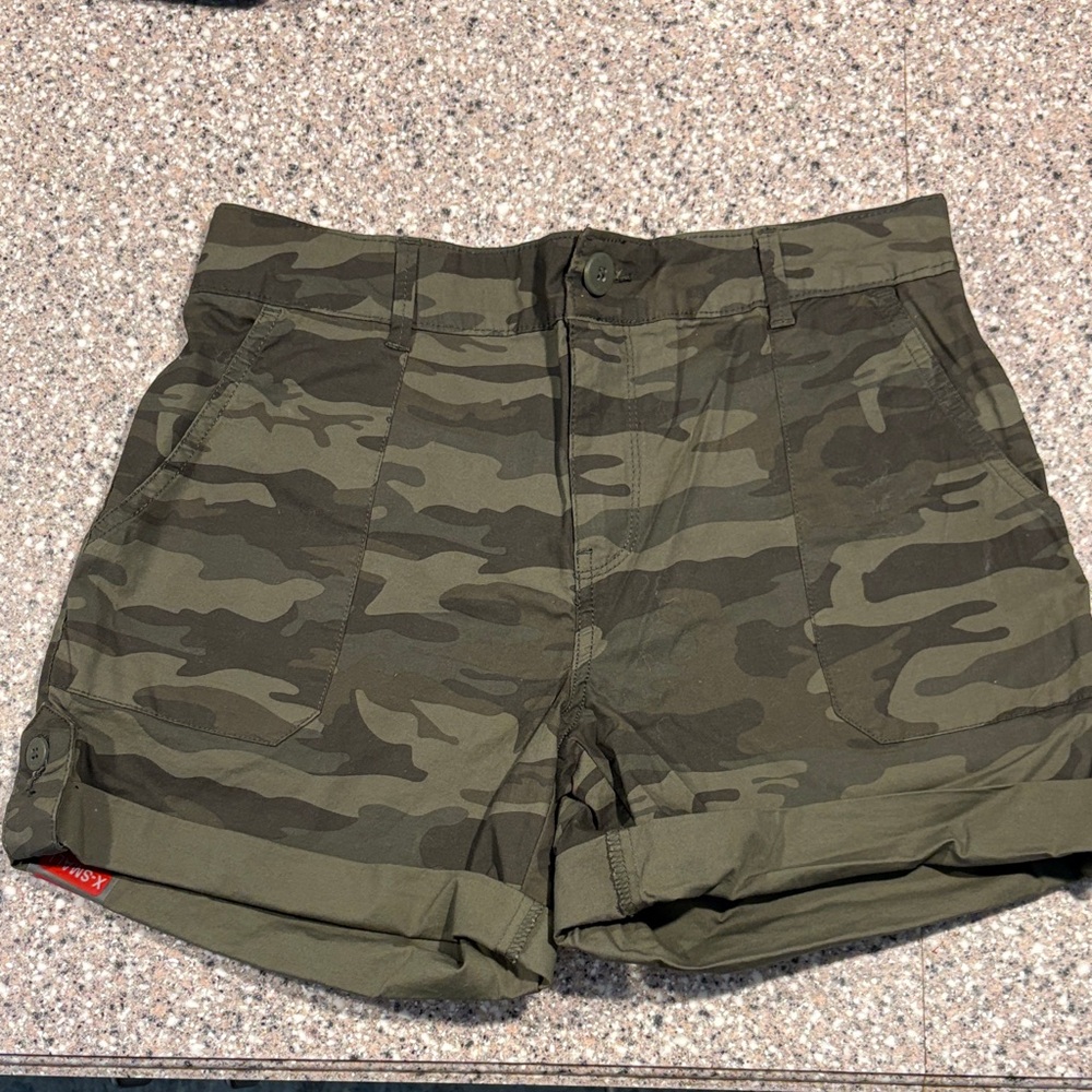 Women's Camo Roll-Cuff Shorts — Olive Green